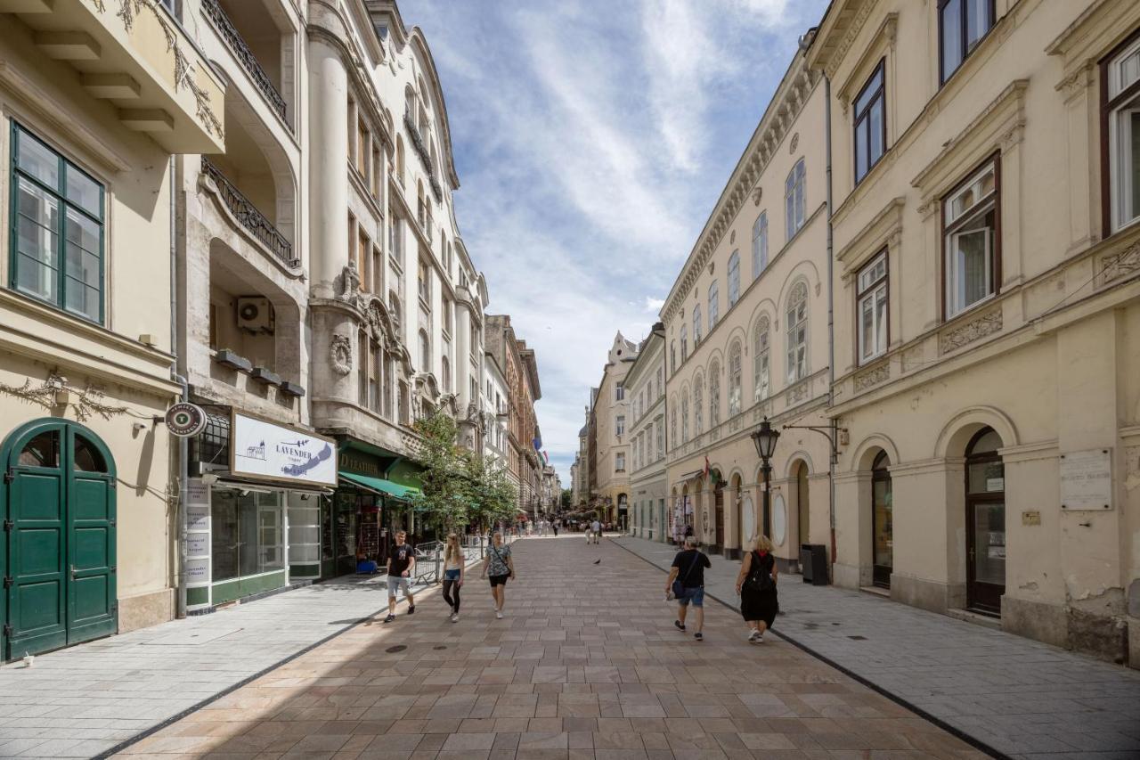 Skyline Serenity Retreat @Vaci Most Famous Street Budapest Exterior foto